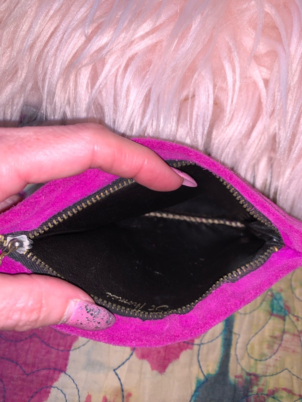 🩷ANNE KLEIN🩷VINTAGE SUEDE LION EMBOSSED POUCH. - Picture 6 of 8